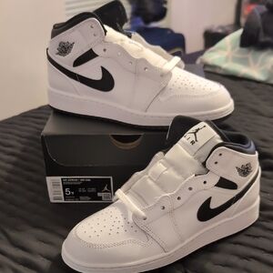Nike Air Jordan 1 Mid White Black High Tops